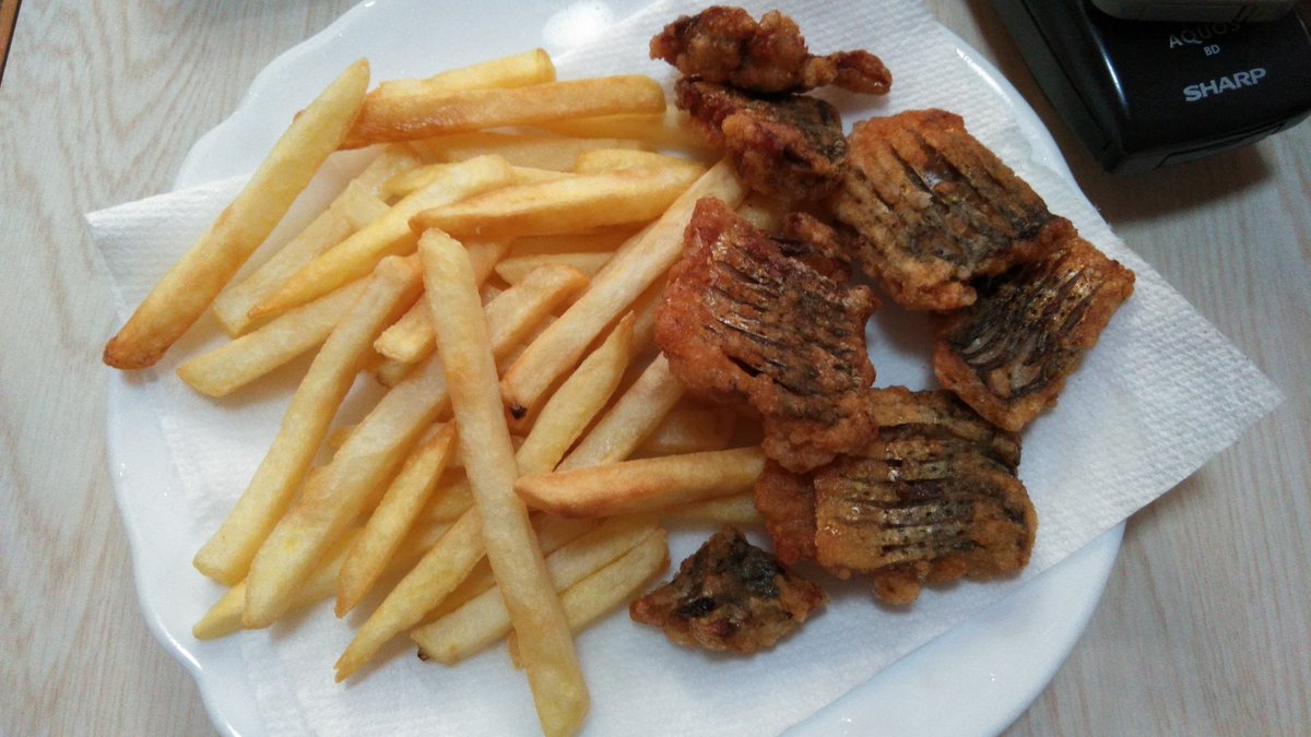 しおり ｸﾏｵｲｼｰʕ ᴥ ʔ 小アジを狙ってたらおっきなコノシロ ダイソーの釣竿と仕掛けでも普通に釣れるんだなー 小骨が多いって聞いたから唐揚げに ڡ