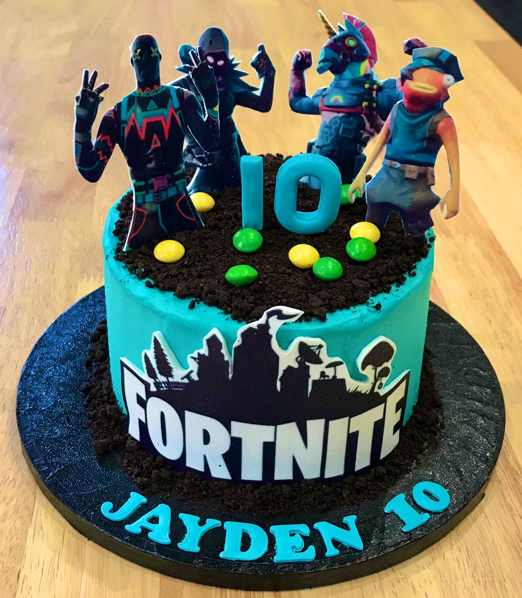 Cakemojo's tweet photo. #Fortnite #cake to celebrate Jayden’s 10th birthday - a yummy chocolate cake with vanilla buttercream, decorated with #oreo crumble and #Skittles, completed with edible logo and character toppers. #fortnitecake #fortniteparty #birthday @Cakemojo https://t.co/5Ybq0MEmQV