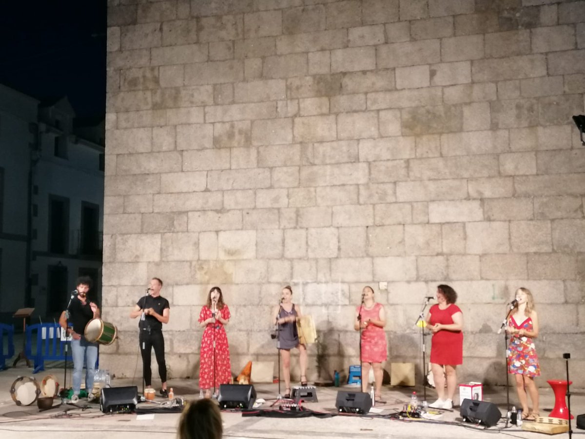 RINGORRANGO's tweet photo. Vuelta a los escenarios... ¡Una pasada! Volver a cantar, volver a reír, a bailar, a disfrutar... Esperamos, que más pronto que tarde, podamos volver a Bermillo a echarnos unos agarraos que han quedado pendientes...de esos sin mascarilla ni distancia de seguridad😜 https://t.co/DzFmjmDxkE