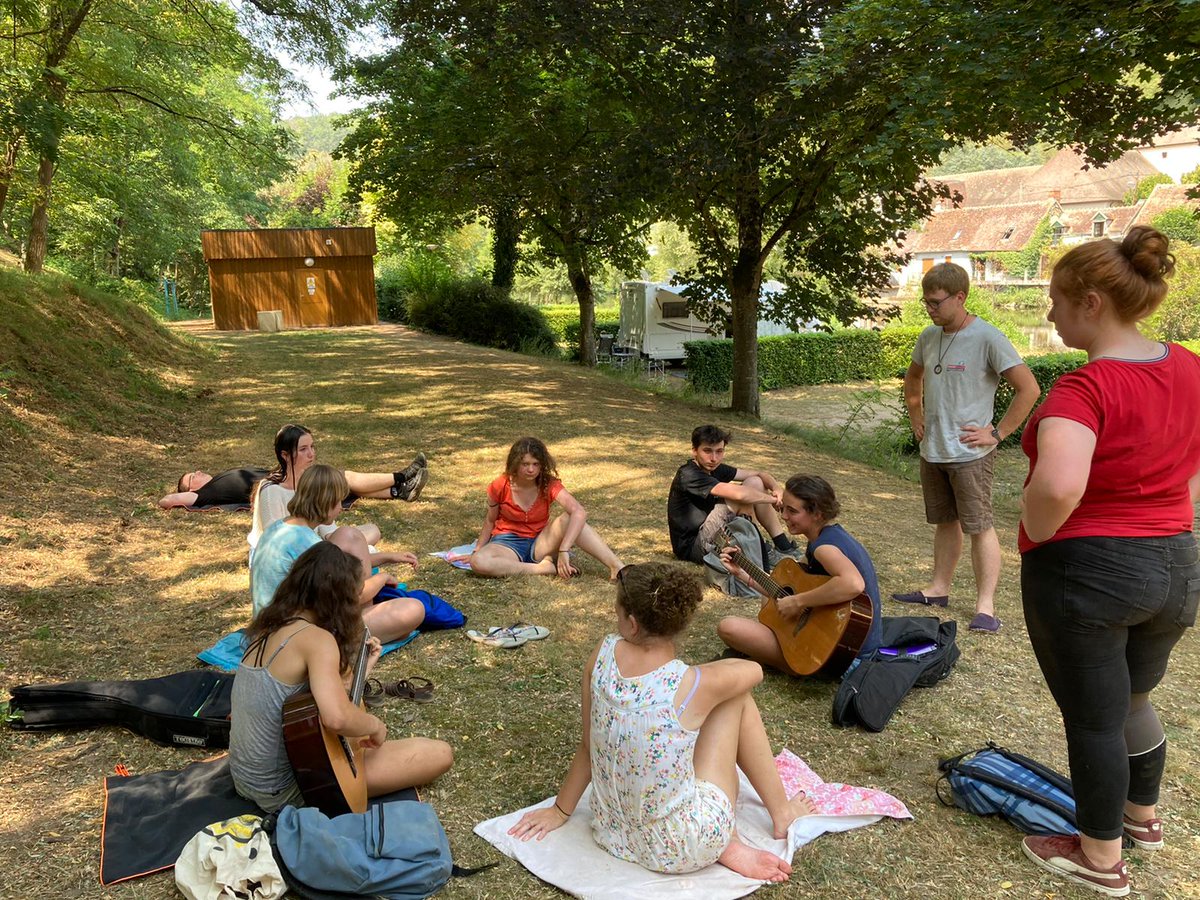 Le chantier de #jeunes se poursuit au #Château fort de Hérisson, dans l'Allier, avec une belle ambiance, de la taille de pierre, de la maçonnerie et de la musique 😊  #patrimoine #chantier #educationpopulaire #educpop #chantierjeune #ados #vacances #association #bénévolat #colos