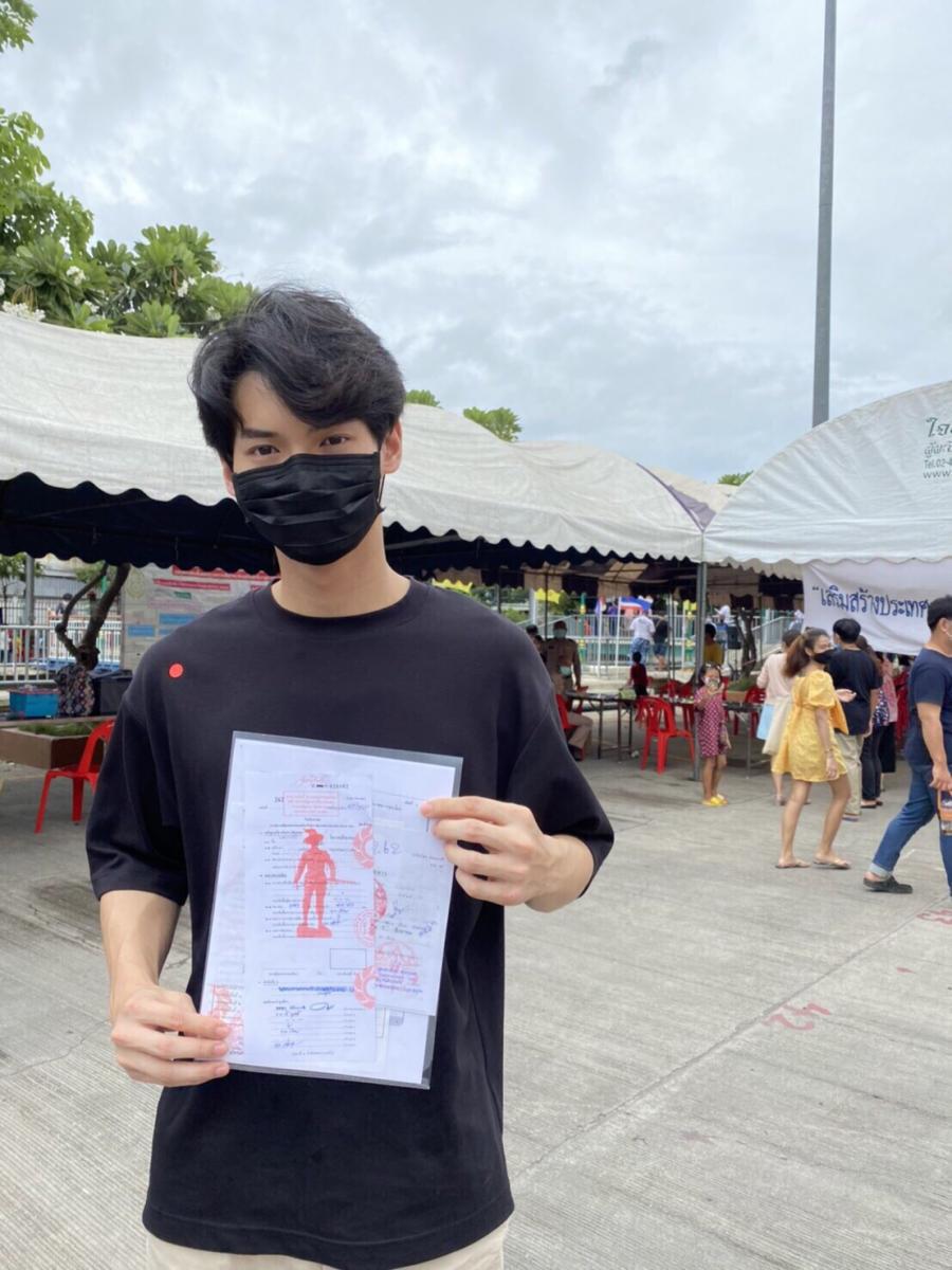 Jackhangu's tweet photo. He show certificated exempt Military service  
😊😊

Thank u pic by PPTV News
#winmetawin https://t.co/mOYHfwPQnJ
