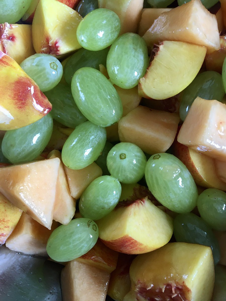 egglatuachef's tweet photo. Altro consiglio non richiesto, la frutta della macedonia non tagliatela troppo piccola e se vi piace condirla con zucchero e limone, non fatelo con troppo anticipo altrimenti rischiate di servire frutta cotta perdendone freschezza e croccantezza. https://t.co/uya1ho5AcI