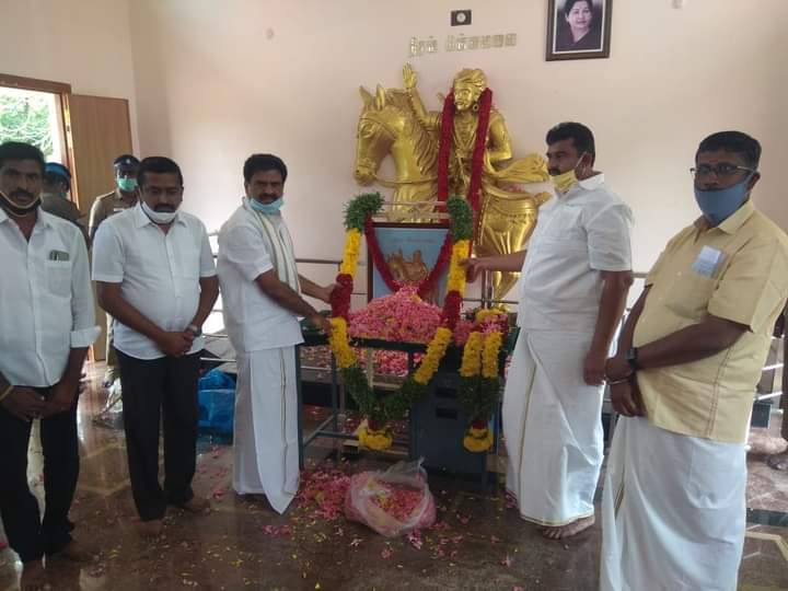 YuvaRajKVG's tweet photo. ஓடாநிலையில் தீரன் சின்னமலையின் திருவுருச்சிலைக்கு #ஈஆர்_ஈஸ்வரன் மலர்தூவி புகழஞ்சலி செலுத்திய போது...!

#தீரன்_சின்னைமலை #தீரன்_படை #கொங்குநாடு
#dheeran_memorialday https://t.co/VIiWMFD08K