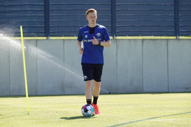 SCPaderbornFR's tweet photo. 🎂| Bon anniversaire à Pascal #Steinwender! 

Il a 24 ans aujourd’hui! 🎉

#SCP07 #Paderborn 🔵⚫️⚪️ https://t.co/5qDGQNLU2V