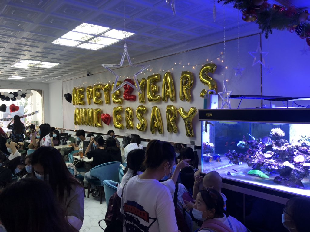 crushonps234's tweet photo. This party organized from trigon family. This pleasure time to celebrate we have two good boys. The love from Chinese MOM to PerthSaint forever. 🖤❤️ 

@PS_OfficialTH @PerthsaintC 

#PerthSaintSation 
#TRIGON https://t.co/g54kZaYViw