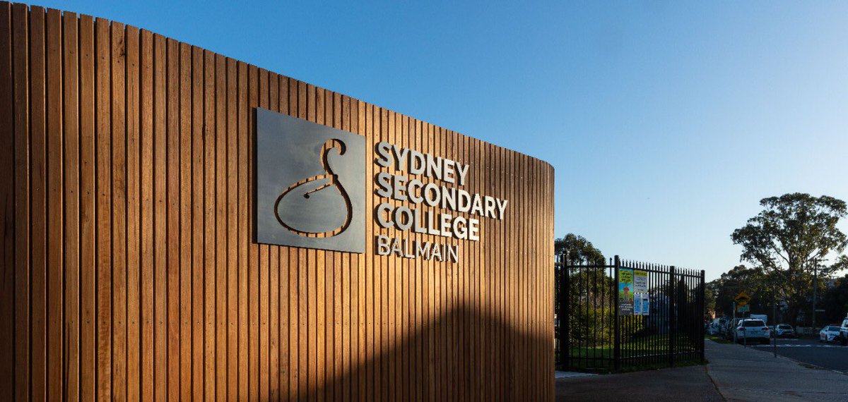 SSC_Balmain's tweet photo. In partnership with the school, the P&amp;C have been instrumental in redeveloping the entrance at the front of the school. This has included installing timber slats on the building at the front gate, a new front fence and gate, concreting, new lights and signage. https://t.co/lQZyVAk5xl