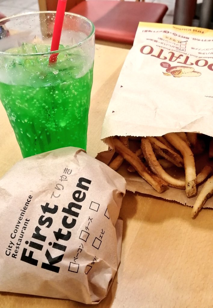 sekky_animals's tweet image. 《Sekky》ファーストキッチン久しぶり♥関東にしかないと思ってた‼️

《Mell》ママ、短大生の頃お世話になったもんね🎶赤坂だから、学生向けの店、ココしかなかったでちゅもんね💦

《Sekky》何故知ってる⁉️

《Mell》ママ〜！メルにも頂戴♥

《Sekky》駄目だよ〜💦😓

#フェレット #FirstKitchen