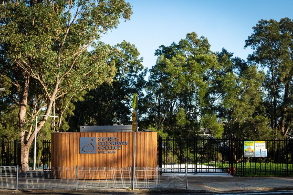 SSC_Balmain's tweet photo. In partnership with the school, the P&amp;C have been instrumental in redeveloping the entrance at the front of the school. This has included installing timber slats on the building at the front gate, a new front fence and gate, concreting, new lights and signage. https://t.co/lQZyVAk5xl