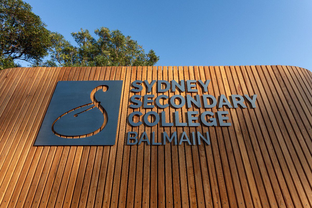 SSC_Balmain's tweet photo. In partnership with the school, the P&amp;C have been instrumental in redeveloping the entrance at the front of the school. This has included installing timber slats on the building at the front gate, a new front fence and gate, concreting, new lights and signage. https://t.co/lQZyVAk5xl