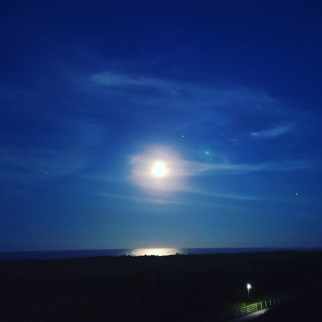 海に映る月 海に映る月