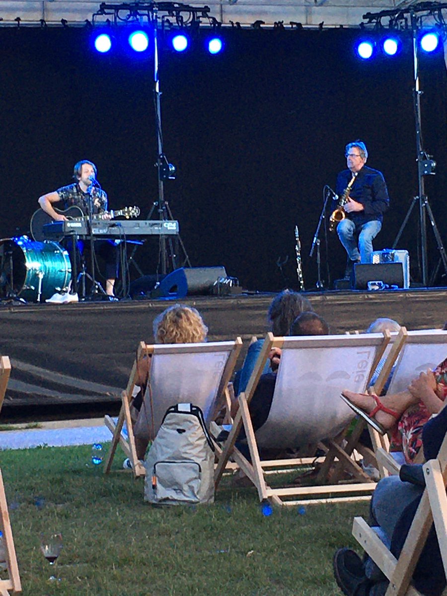 mur_v's tweet photo. @TessMinnens @SioenTheArtist @leietheater @RutgerDeReu Wij waren ook heel blij om eindelijk nog eens live muzikanten te kunnen beleven. Heerlijk wegdrijven op de muziek. Bedankt @SioenTheArtist https://t.co/YV87tMZy67