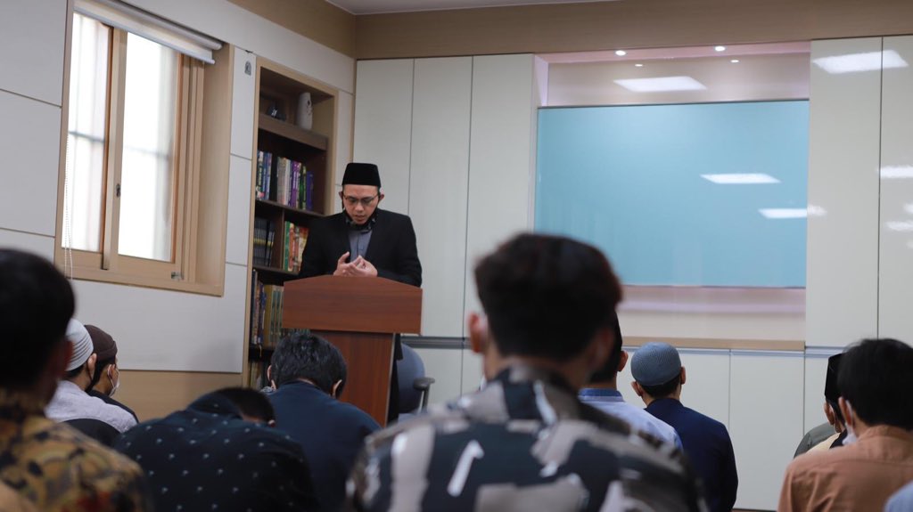 AjiTeguh04's tweet photo. Momentum Idul Adha di saat Pandemi, momentum tingkatkan kepedulian &amp; khidmat kpd Ummat

Khutbah #iduladha1441h di Masjid Al Falah, District Singil, Seoul, Korea Selatan. 
Jumat 31 Juli 2020

#Imuska #Ikmikorea #Eid 
#IdulAdha2020 #Eidmubarak https://t.co/uVK6N4dnkB