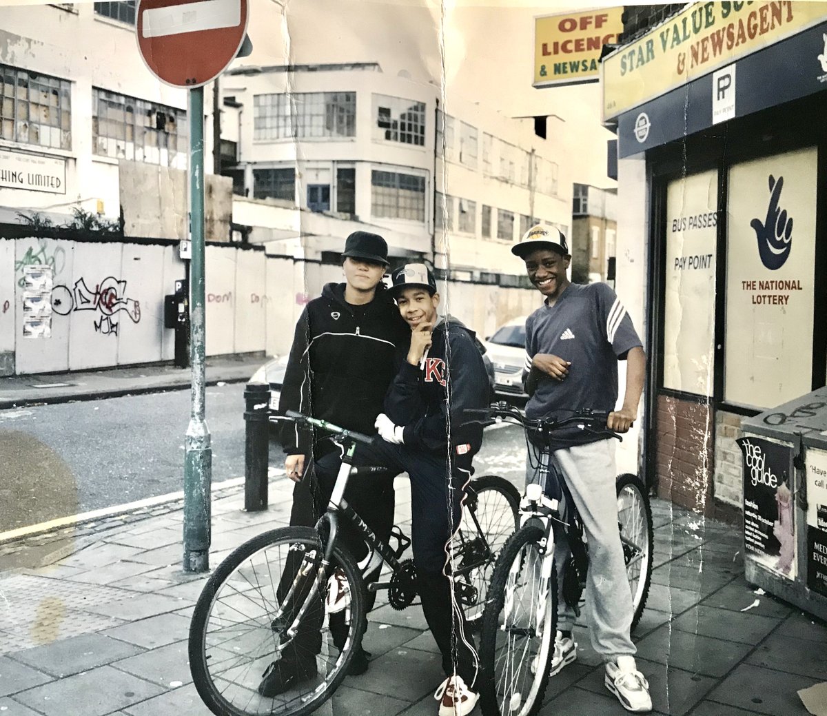 Yesterday I took some pictures in my old area of South Hackney (especially Kingshold Estate) as part of my research into  #Hackney post-war estates. Here's me and my friends on the corner of Well Street back in 2003 and here's me in the same spot in 2020.