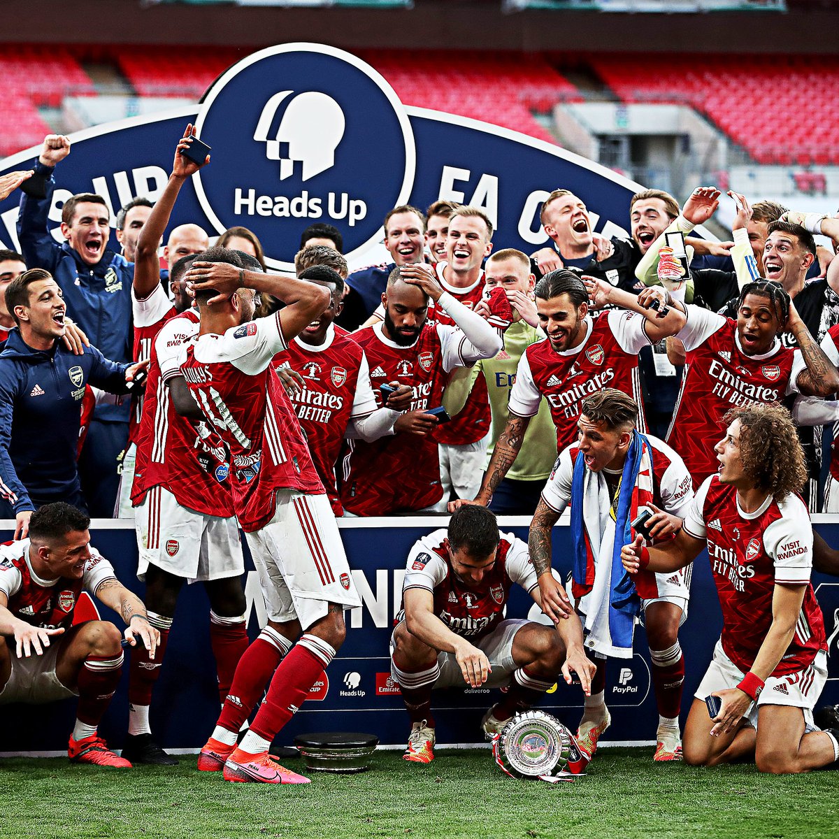 JamesAlex83's tweet photo. @cfcjoshs @Arsenal_MK1 @Swagger992 @afcMG29 @GaryLineker Mr, brings up the champions League when talking about the FA cup https://t.co/2fdHzn6Wsh