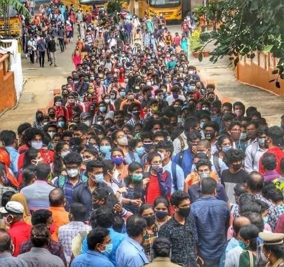 AISA_tweets's tweet photo. This is the social distancing during the exam. 

Modiji tell us the truth why you and your govt want to make India the no.1 country suffering from Covid19.

Why student's live doesn't matter for you ??

#HRDPostponeJEE_NEET https://t.co/GhQmlKvCrv