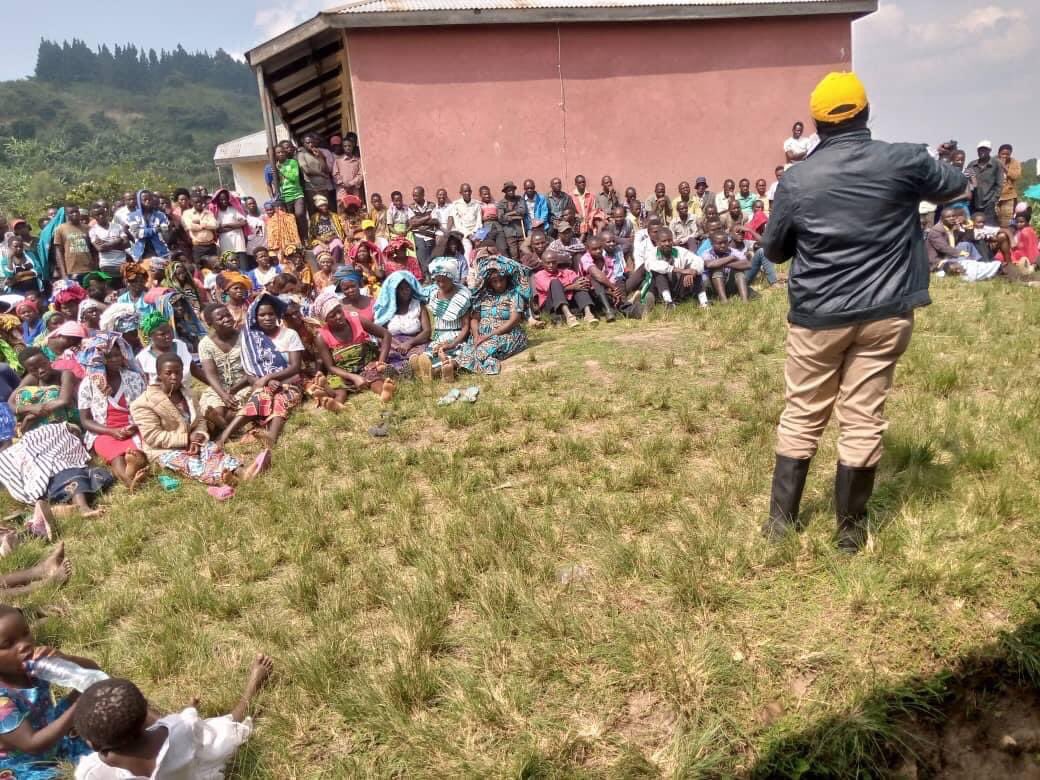 BuffaloSoldierA's tweet photo. #NoToScientificElections
Christopher Kibanzanga, State Minister for Agriculture, in Bughendera, Bundibugyo District.
🦠😷
#VoteNUP for Equal Opportunities!☂️
#LevelTheGround #BalanceTheBoat https://t.co/g07l2tLcr1