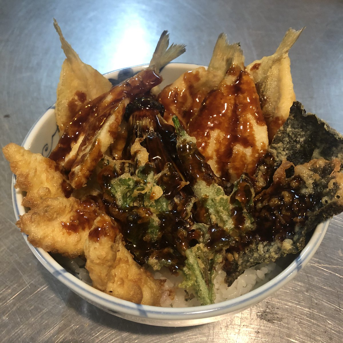 takechang1091's tweet photo. 本日の賄い‼︎
今朝釣ったキスと舌鮃の天ぷら丼タレ仕立て♪ https://t.co/Ys15fSda8x