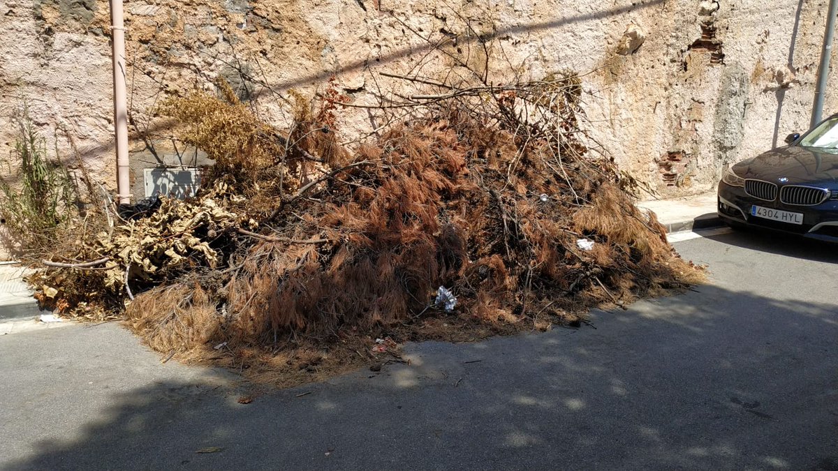 nhsitges's tweet photo. 💩💩💩 Fa dos setmanes vam demanar pels canals oficials de l'@AjSitges, la recollida d'aquestes deixalles a l'urbanització de Garraf II. Ni cas!!! Ja no ho demanem per nosaltres, sinó per la salut dels habitants d'aquest indret de Sitges https://t.co/h82e62rKbX