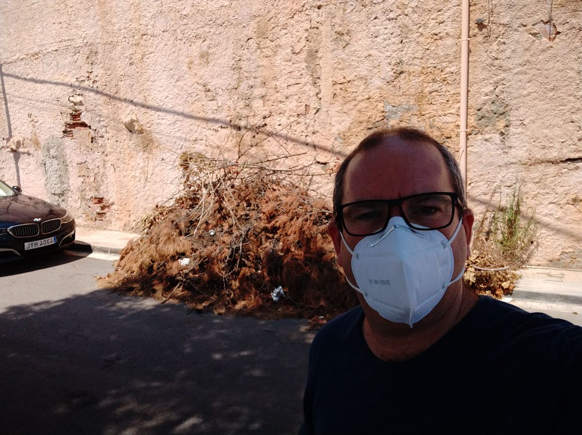 nhsitges's tweet photo. 💩💩💩 Fa dos setmanes vam demanar pels canals oficials de l'@AjSitges, la recollida d'aquestes deixalles a l'urbanització de Garraf II. Ni cas!!! Ja no ho demanem per nosaltres, sinó per la salut dels habitants d'aquest indret de Sitges https://t.co/h82e62rKbX