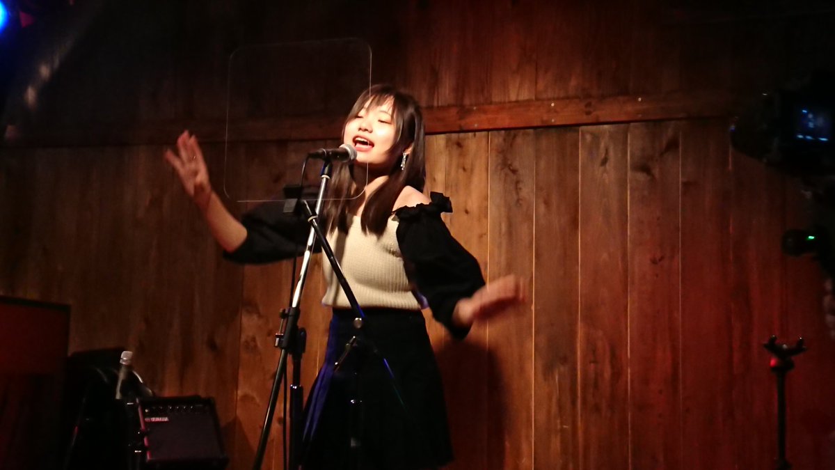 glad_ssw's tweet photo. 他の演者さんも一言ずつ。

#香西優 さん、ギター弾き語り。
割りと好きなメロディかも。

#RISERA さん、普段はオケと DJ で歌ってる？
今日はギター伴奏でレアなステージ、良かったです。

#平田はな さん、関西の歌姫。
よく知ってるカバー曲をノリノリで。
オリジナルあるなら聴きたかった。 https://t.co/wbZsqgJnD0