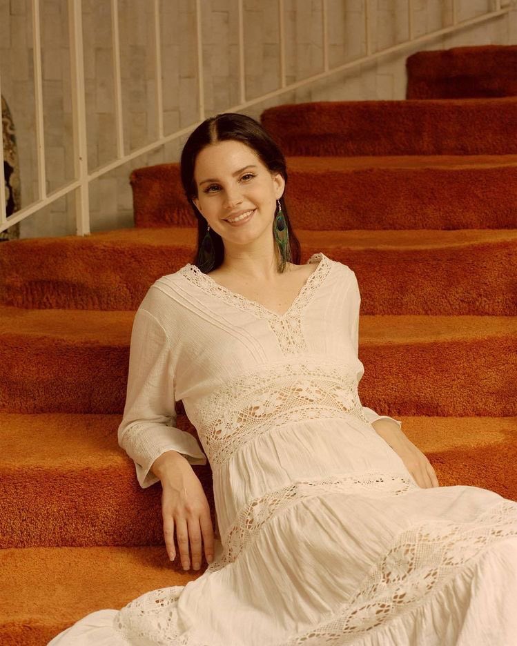 EmiliaRoseStan's tweet photo. Like @LanaDelRey accomplished her dreams of being a poetess, you too can do anything you feel like, given, that you want to. Have faith in yourself and in the artform that you’re so passionate about. 
#VioletBentBackwardsOverTheGrass #LanaDelRey #spokenword https://t.co/zXRjSJSpvs