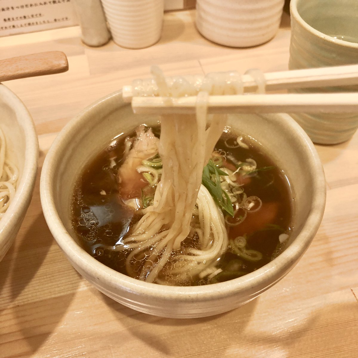 あべゆき 迂直 荻窪 蕎麦 と見間違うような鰹出汁に浸かった自家製麺 無調化の醤油ダレに漬けて食べるのが美味すぎました こんなお上品なつけ麺ははじめて 行列覚悟なので日傘をお忘れなく 全国ラーメンランキングtop