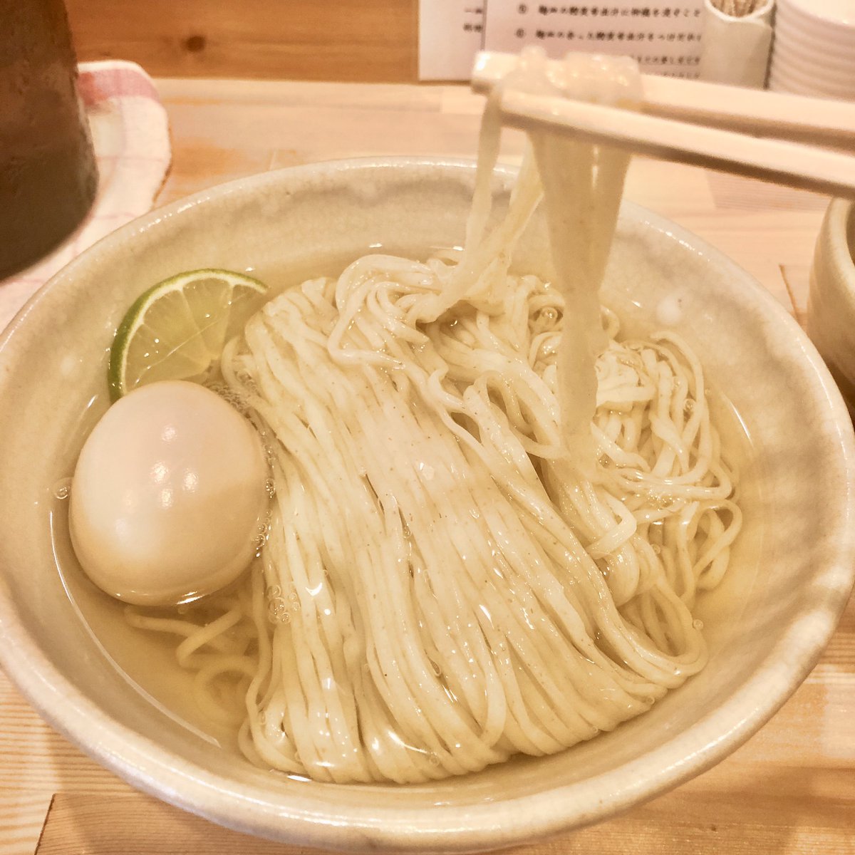 あべゆき 迂直 荻窪 蕎麦 と見間違うような鰹出汁に浸かった自家製麺 無調化の醤油ダレに漬けて食べるのが美味すぎました こんなお上品なつけ麺ははじめて 行列覚悟なので日傘をお忘れなく 全国ラーメンランキングtop