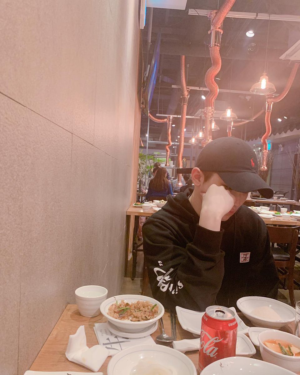 03/22/19he posted another photo of user woozi_universefactory, he really loves uji @pledis_17