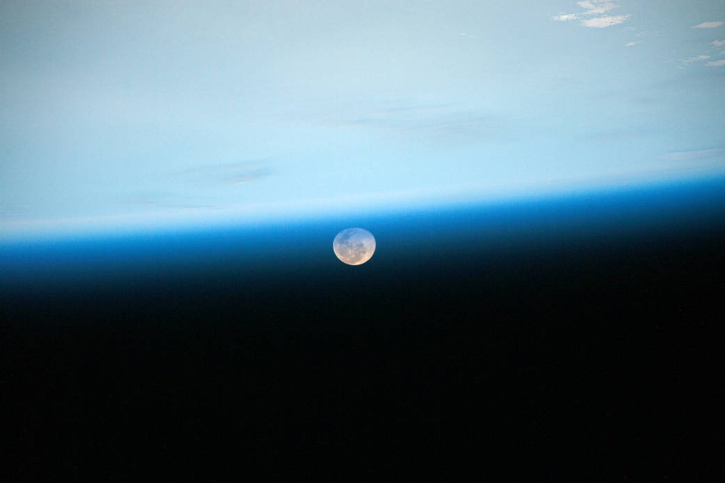 aines80's tweet photo. " Debajo de tu piel vive la Luna" #Neruda.
Espello da luz doada,
inspiradora de soños,
debecida polo sono alleo...
#LuaChea #lunaagosto 🌕
📸: @StationCDRKelly https://t.co/cCZWId4JA2