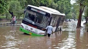 RazaDharijo's tweet photo. Will TV anchors be as critical of the effects of Lahore's rains as they are Karachi's rains ???

#Punjab_DoobGaya 

@BBhuttoZardari @BakhtawarBZ @fatah_pak @AsmaZhk @KasimGillani @AlyHydr @ShahNafisa @MediaCellPPP https://t.co/FjrUMt4RWC