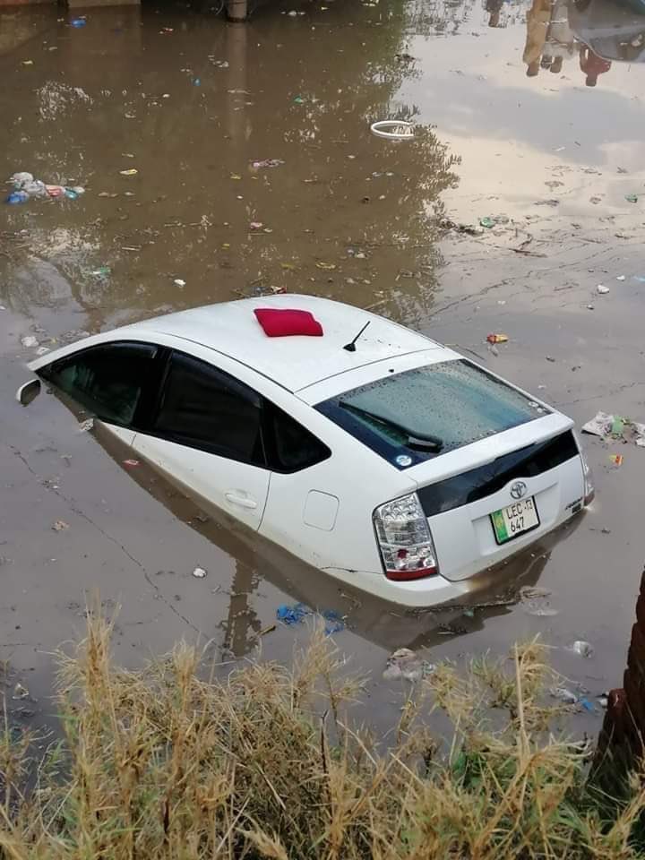 RazaDharijo's tweet photo. Will TV anchors be as critical of the effects of Lahore's rains as they are Karachi's rains ???

#Punjab_DoobGaya 

@BBhuttoZardari @BakhtawarBZ @fatah_pak @AsmaZhk @KasimGillani @AlyHydr @ShahNafisa @MediaCellPPP https://t.co/FjrUMt4RWC