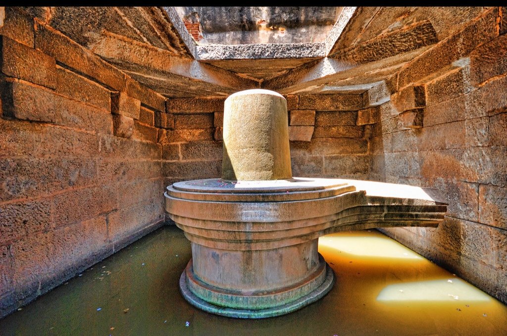  #BadavilingaTemple is dedicated to Lord Shiva. He is worshipped in the form of a Linga in this temple. It has the largest monolithic Shiva Linga. It has a three eye mark drawn on it in line carving. The beautiful Linga is made of black stone.  https://twitter.com/VandanaJayrajan/status/1214238830355570688?s=1984