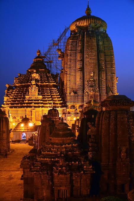  #TheLingarajTemple Bhubaneshwar literally means ‘Lord of the Earth’ and it denotes Shiva who is the main deity of the Lingaraj temple. Lingaraja, literally means the king of Lingam, the iconic form of Shiva. https://twitter.com/VandanaJayrajan/status/1129066031664603136?s=19