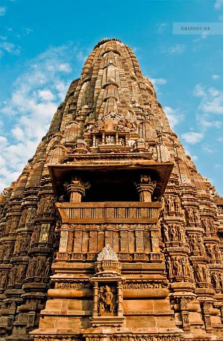   #KandariyaMahadevTempleIt is the largest, tallest and most beautiful Temple of the Khajuraho Group of Temples. This medieval marvel dates back to 1050 BC and was built by Raja Dhandadeva, a strong Chandela ruler. https://twitter.com/VandanaJa...