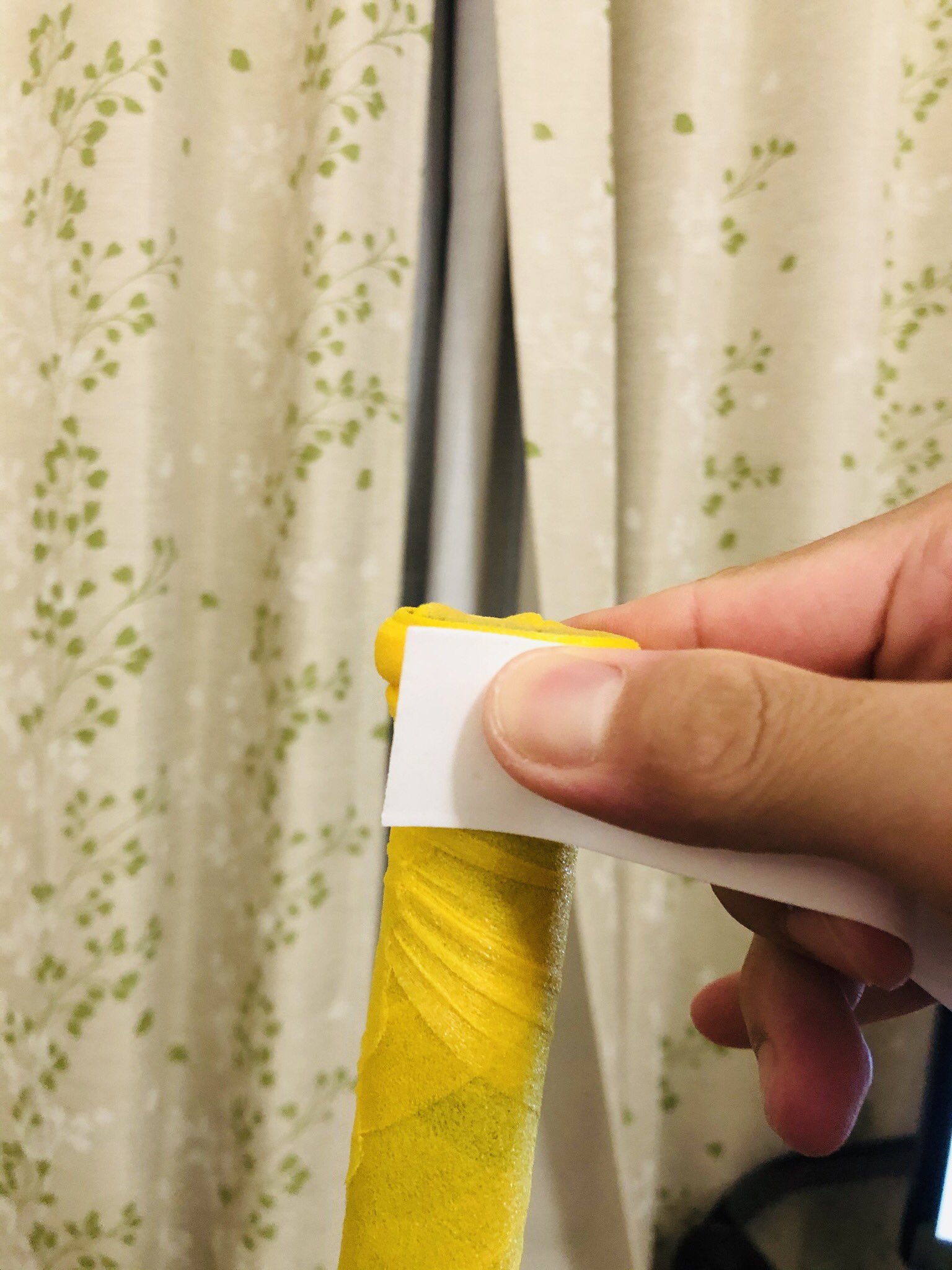 Tbc 高橋バドミントン倶楽部 グリップテープの巻き 終わりはカットしてテープで止めるのが基本ですが 私はカットする手間やエンドテープが劣化でネバつくのがいやなので 本来キャップ側に来るのをグリップ エンドへ持ってきて巻き始め Tbc 高橋バドミントン倶楽部 グリップテープの巻き 終わりはカットしてテープで止めるのが基本ですが 私はカットする手間やエンドテープが劣化でネバつくのがいやなので 本来キャップ側に来るのをグリップ エンドへ持ってきて巻き始め
