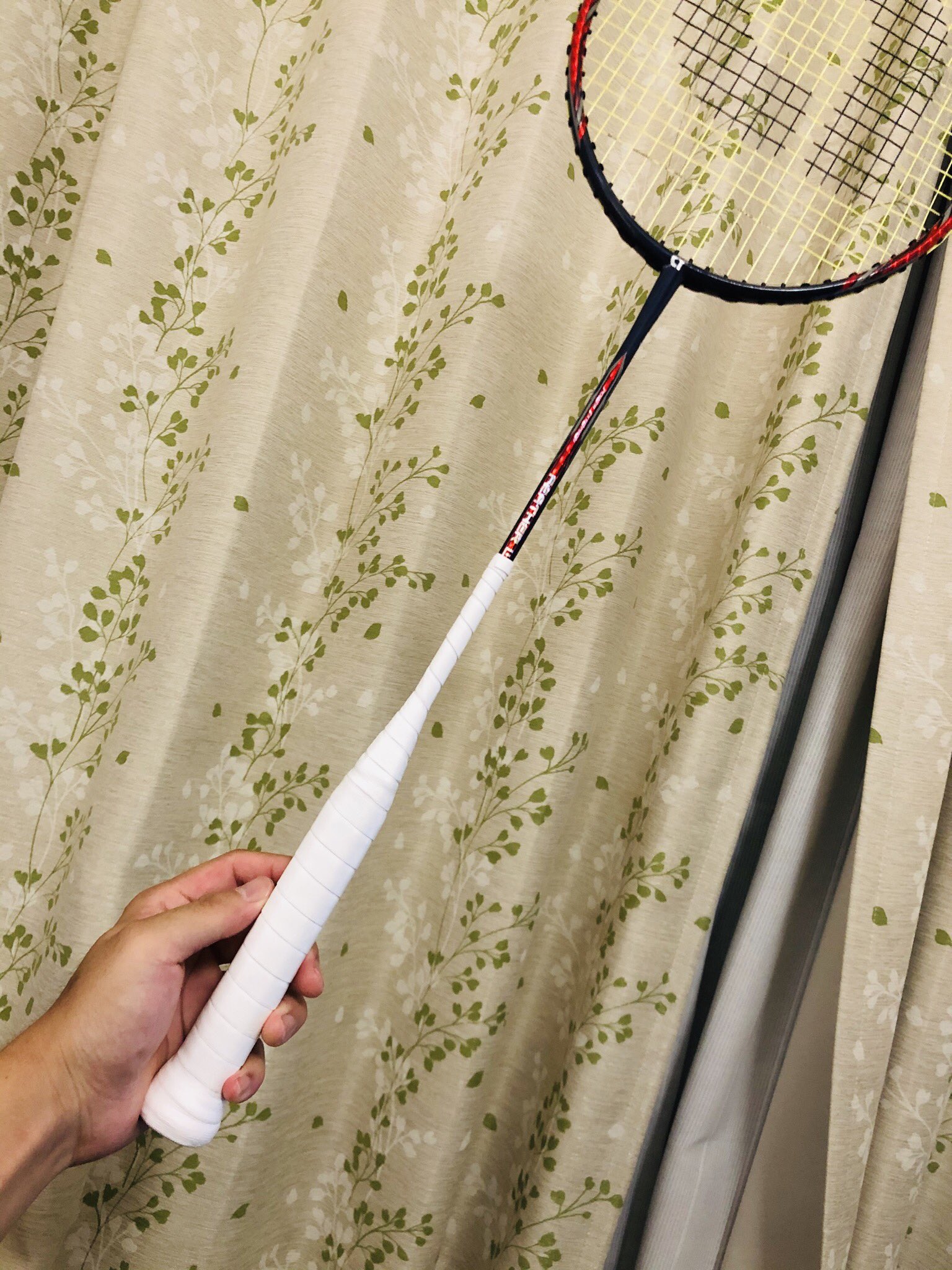 تويتر Tbc 高橋バドミントン倶楽部 على تويتر グリップテープの巻き 終わりはカットしてテープで止めるのが基本ですが 私はカットする手間やエンドテープが劣化でネバつくのがいやなので 本来キャップ側に来るのをグリップ エンドへ持ってきて巻き始めます 意外と