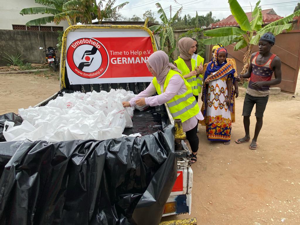 Wir sind auch glücklich zu berichten, dass unsere #EhrenamtlerInnen aus Deutschland in #Tansania vor einiger Zeit angekommen sind und schon fleißig mithelfen!

<a href="/timetohelp_tz/">Time To Help Tanzania</a> #tth #tthkurban