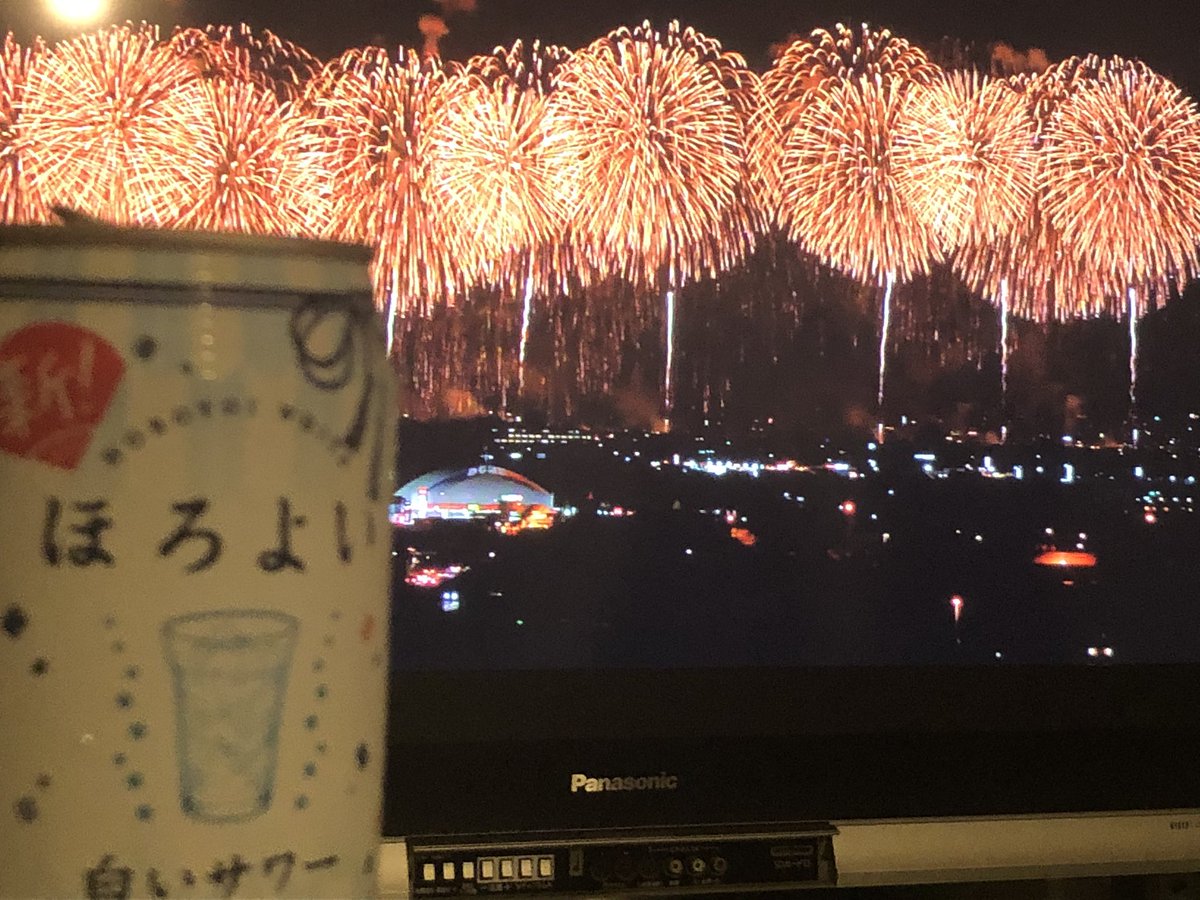 Yuka 本当なら長岡花火の日 フェニックスの動画を観ながら 現地の空気感と匂いと音を思い出す 思い出があるから バーチャルも楽しめる 夜空に打ち上がる花火を大いに妄想するのだ いざ妄想力の見せ所 おうちで長岡花火