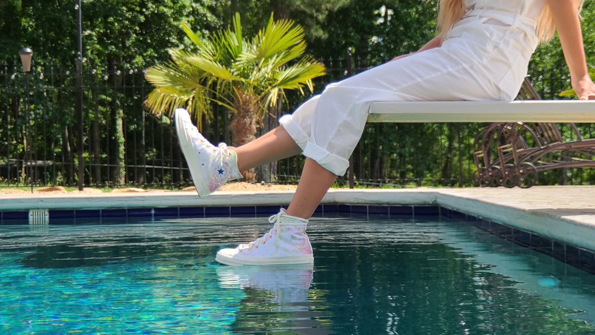 MilliebbrownTH's tweet photo. 📸: ภาพโปรโมทล่าสุดของน้องมิลลี่ร่วมกับรองเท้าผ้าใบ @Converse เซ็ทนี้ถ่ายโดย Charlie Brown พี่ชายของมิลลี่ค่ะ
#ConverseXMBB
#ConversePartner https://t.co/aJ2Kvrj4Fj