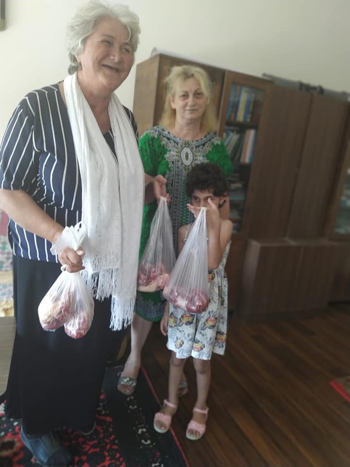 TURALTTTURAN's tweet photo. Təşkilatımız müqəddəs Qurban bayramı münasibəti ilə xalqımızı təbrik edir, sağlamlıq və əmin-amanlıq diləyir. Bayram münasibətilə 50-yə yaxın ailəyə azuqə (qurban əti və un) yardım edilib. https://t.co/wG0hLfy6Wx