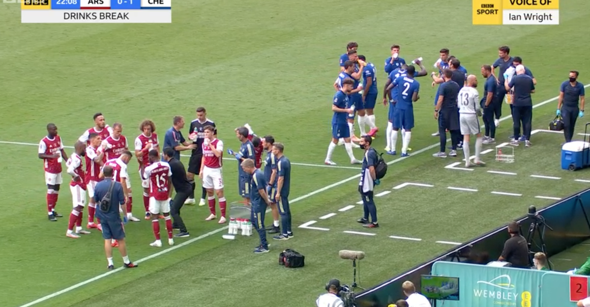 However, by the first drinks break, Arteta had obviously identified the patterns of:1. James pushing high & wide during Chelsea& #39;s build-up 2. The pressing traps Chelsea were setting in midfieldAs the game then completely changed