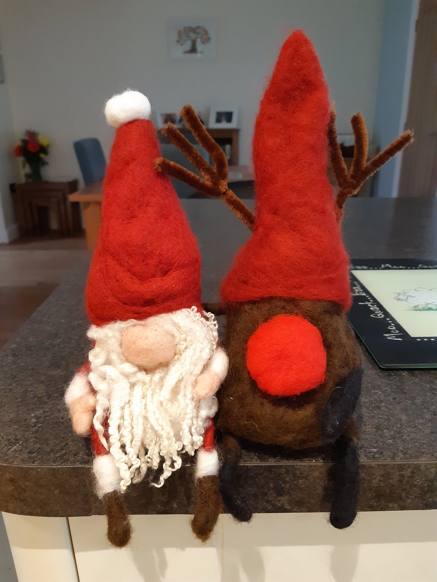IthonC's tweet photo. Ho ho ho! Santa has a friend to help with his deliveries! #ithoncrafts #needlefelt #santa #christmasinaugust #rudolph https://t.co/PHHMhoZYx5