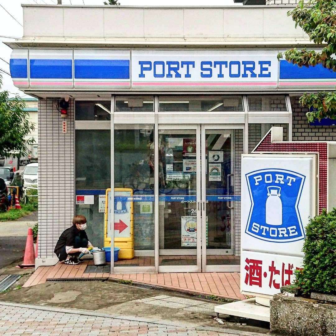 enterthe007's tweet photo. 珍しいローソン「ポートストア」です。LAWSON Port Store 東京港青海サービスセンターにあります。パクりじゃなくて、本物のローソンです。
#LAWSON #ローソン #ポートストア #ローソンポートストア #portstore #lawsonPortstore #Portstorelawson #tokyo #東京港 #青海 #東京港青海サービスセンター https://t.co/RNfD7g9NHe