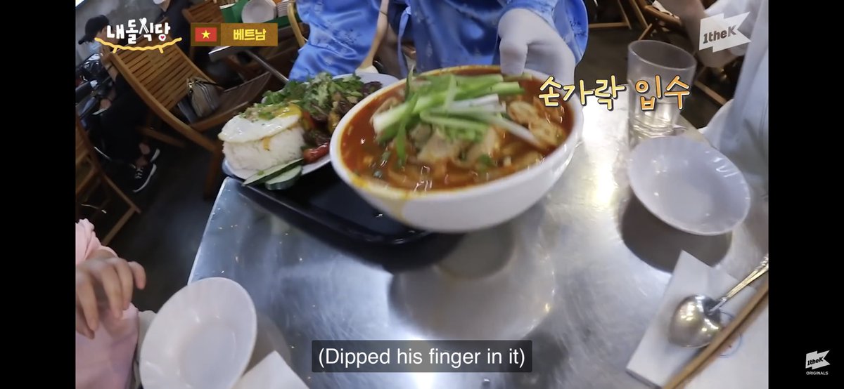 wooyacity's tweet photo. @1theK @VICTON1109 my fav part was when subin was serving the noodles he was shaking sooo much and the customer pointed how his finger was in the soup and he was so flustered and shy 😆😆😆  #내돌식당_빅톤 #IdolsCuisine_victon https://t.co/gxPg0ugzCD