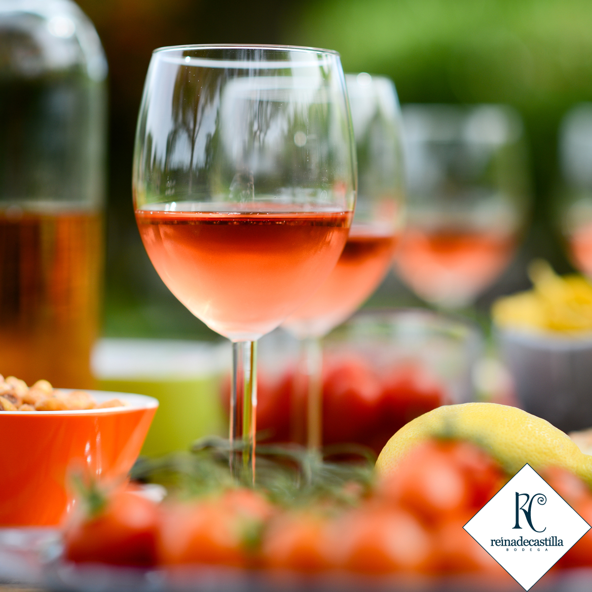 ¿Quién dijo calor? Toma un blanco de verano. Prueba también con Isabelino Rosado. ¡Frescooor!

#BodegaReinadeCastilla
#vinoontherock
#blancodeverano
#rosadodeverano
#RutaDORueda
#Summerandwine
#mejorconvino
#Ruedalovers
#winelover