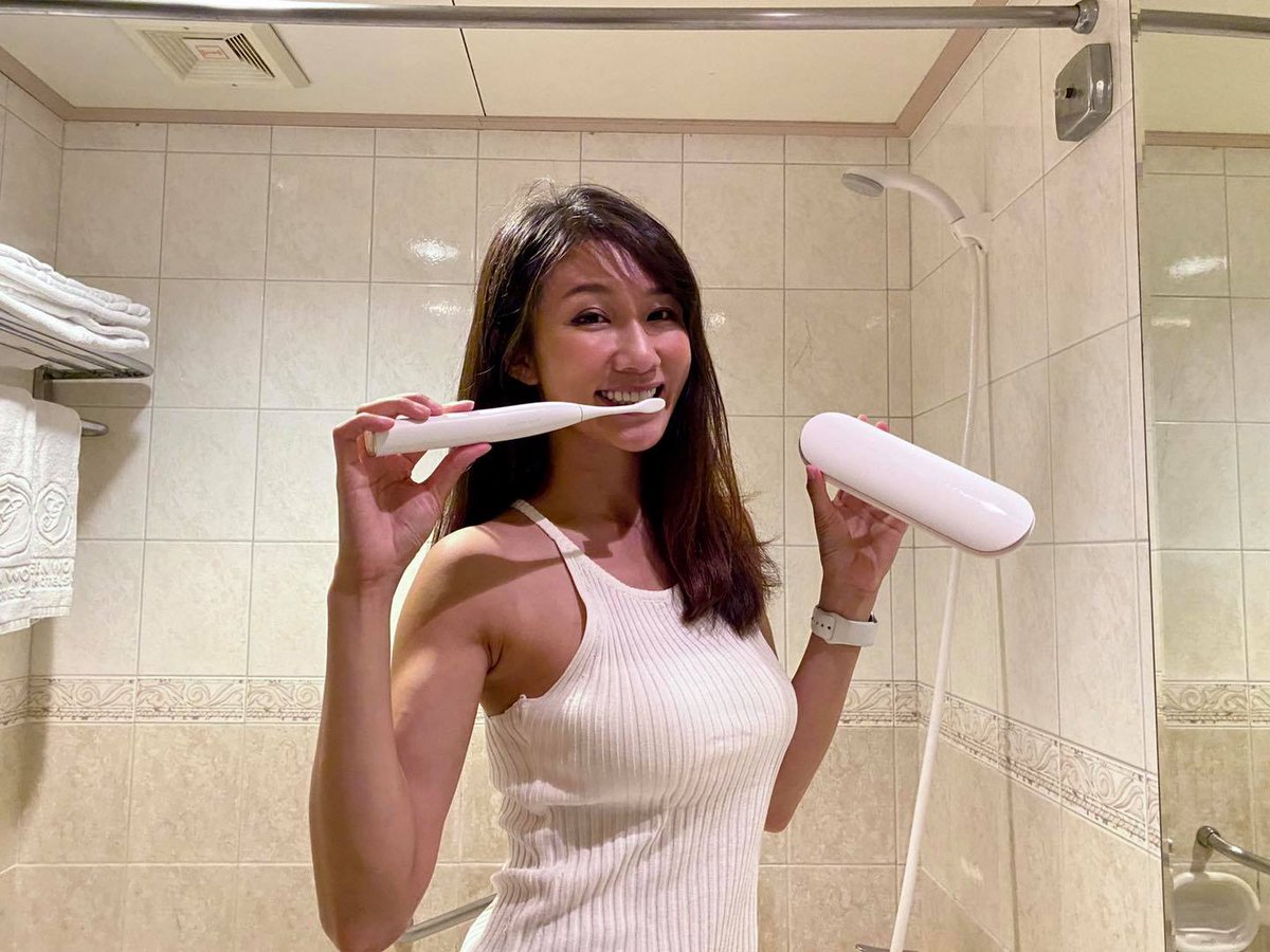 feather_428's tweet photo. #牙齒 是身體上重要的器官,我們更要好好保護跟清潔👌
一般的牙刷已經不能滿足我對於 #牙齒 的要求😲
所以要買牙刷的就是買現在最夯的 #電動牙刷 囉►►https://t.co/JZhaVhWWkV
小羽這次入手的 #電動牙刷 是 #Oclean台灣歐可林 的 #Oclean智能音波電動牙刷 #OcleanX 專業版,一起來看小羽的開箱😎 https://t.co/drN0bYMwOO