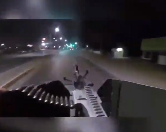 blogdelnarcomx's tweet photo. Soldado deserta al ser buscado por la SEDENA por haber filtrado este Video donde se enfrentan al Cártel del Noreste en Nuevo Laredo tras ser emboscados, arriesgo su vida por nuestra Patria y la seguridad de la Población y así le pagaron https://t.co/k7JiotUvuK https://t.co/O3HFiYQIZ7