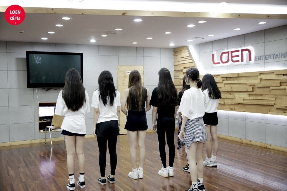 Loen girls was supposed to debut in 2018 as a group of 7 members (3 of them who were Jiyoon, Soeun, and Soojin) and another 3 who were already super popular trainees among the public.