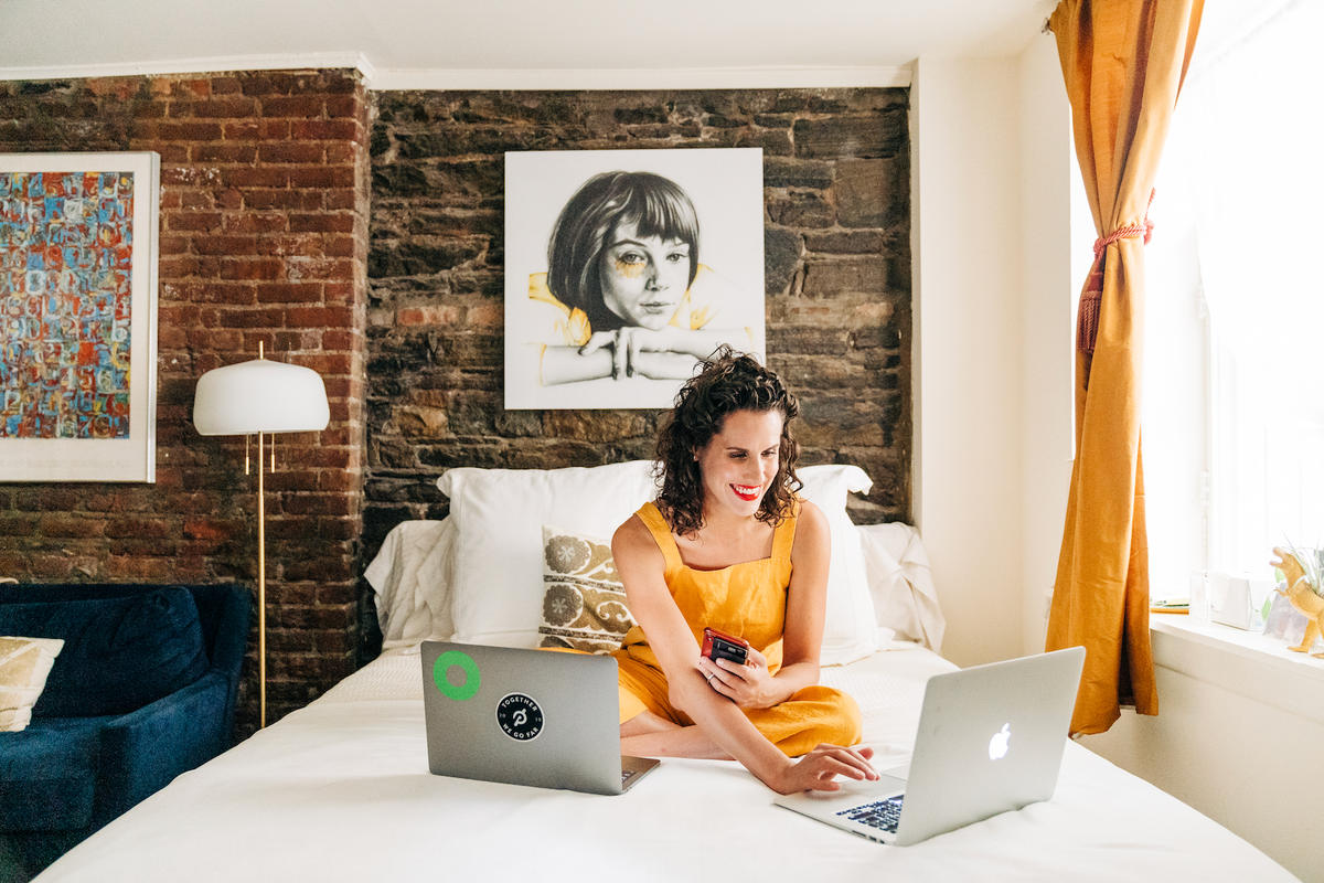 wandristtravel's tweet photo. For @katewinick, social media acts as an exchange hub of art and truth. But if you’re crying for the camera, you’re in the wrong place #sundaysocial #sundaySELECT #onepersonsevendays #theselectguest #theselect7 #katewinick #onepeloton // 📸 by @yumimatsuostudio for @theselect7 // https://t.co/syDA51QuKT