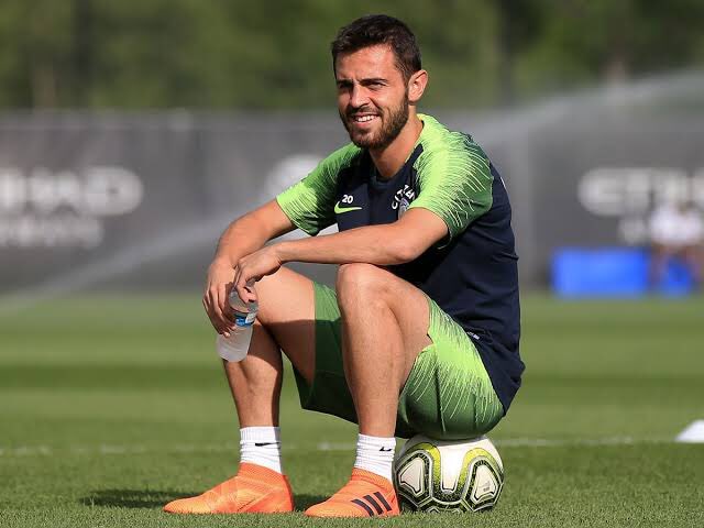Okay 4 more days to go for the CL and I got time, so for every 10 likes I get, I’ll photoshop  @BernardoCSilva in a different country in the world 